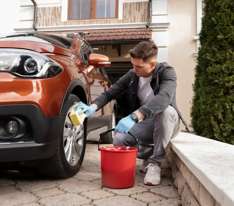 Lavage auto à domicile Banvou : professionnel intervenant sur un véhicule
